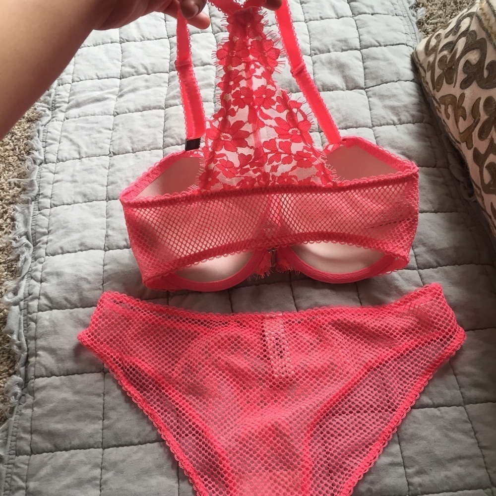 Victoria's Secret bra and underwear - Picture 3 of 6